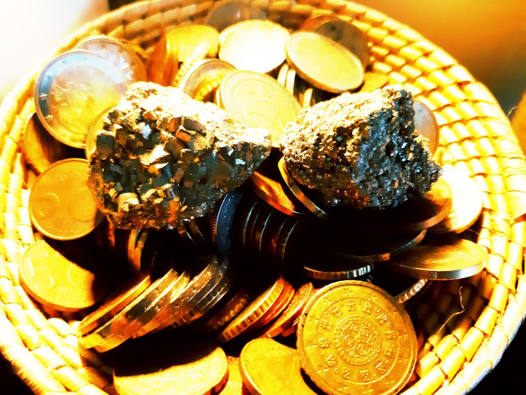 Feng Shui mandje met geld en pyriet